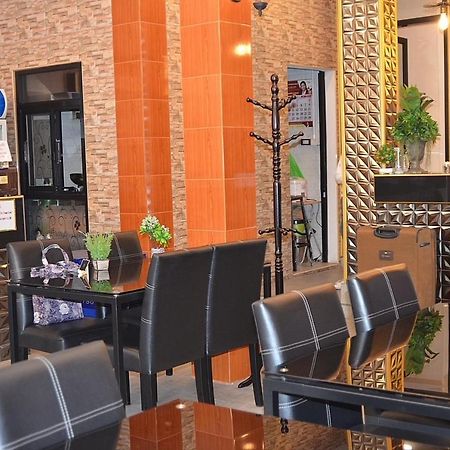 Baanpin Hotel & Cafe Бангкок Экстерьер фото