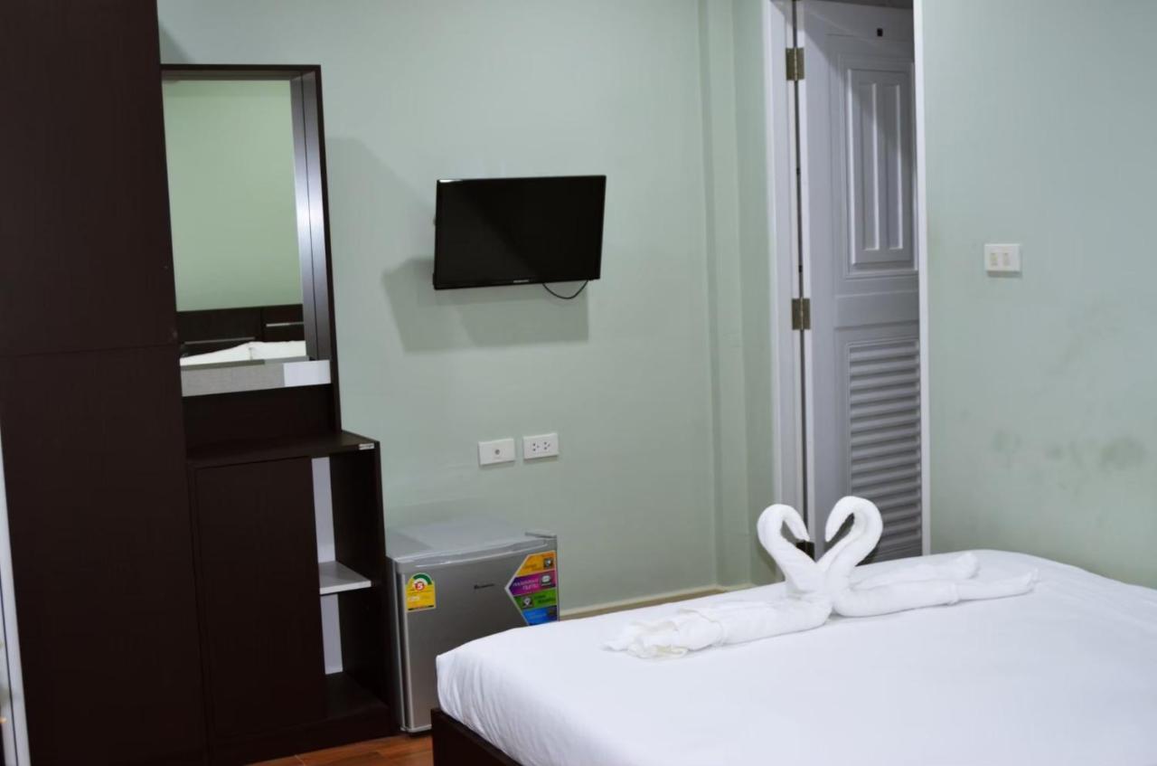 Baanpin Hotel & Cafe Бангкок Экстерьер фото