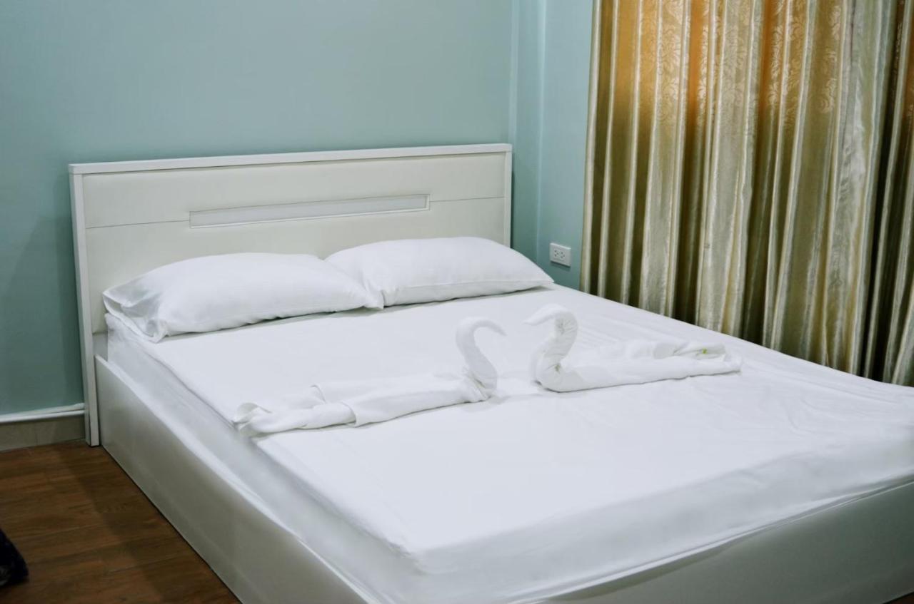 Baanpin Hotel & Cafe Бангкок Экстерьер фото
